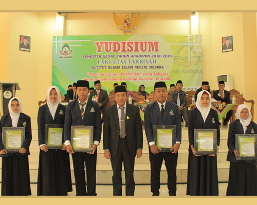 375 Mahasiswa Fakultas Tarbiyah Mengikuti Yudisium